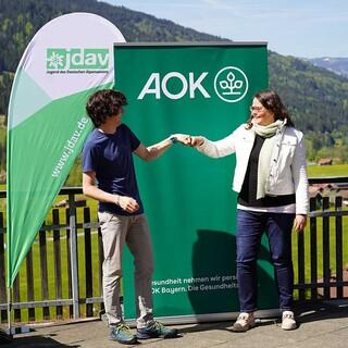 Simon Keller und Silke Recksiek nach der Vertragsunterzeichnung, Foto: JDAV/Mona Sendelbach