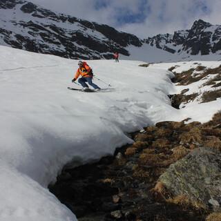 Auch am Zischgeles muss man zu Beginn die Ski ein Stück tragen. Foto: JDAV/Pröttel