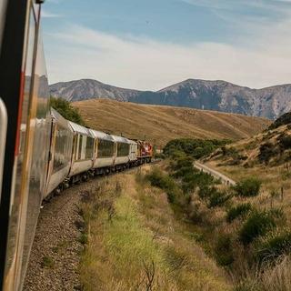 Mit der Bahn in die Berge. Foto: Josh Nezo/ unsplash