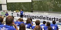 Lisi Maier, Vorsitzende des DBJR motiviert den BJLT für den Nachmittag. Foto: JDAV/Ben Spengler