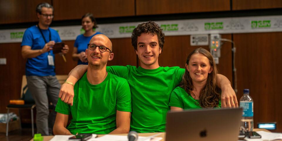 Richard Kempert, Stefan Minnich und Sunnyi Mews (v.l.n.r.) bei ihrer Verabschiedung aus der Bundesjugendleitung, Foto: JDAV/Silvan Metz