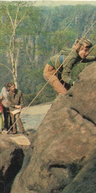 Jugendliche beim Klettern 1983; Quelle: Berichte aus der Vereinschronik des Sächs'scher Maunt'nverein Freiberg e.V. ab 1983 bis 1990 BSG Spurenmetalle Freiberg Sektion Wandern, Bergsteigen und Orientierungslauf