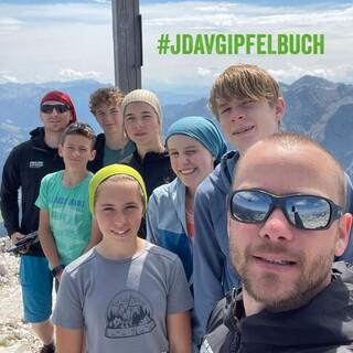 Jugendgruppe im Rahmen der #JDAVGipfelbuch Aktion auf einem Gipfel, Foto: JDAV Leipzig/Toni Werner