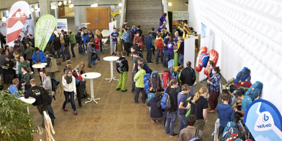 Die Infostände im Foyer waren gut besucht. Foto: JDAV/Ben Spengler