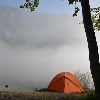 Zelt am See. Foto: Solveig Michelsen/ unsplash