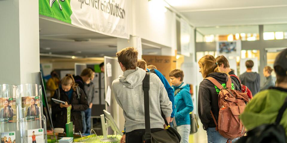 Buntes Treiben am Marktplatz während des BJLT, Foto: JDAV/Silvan Metz