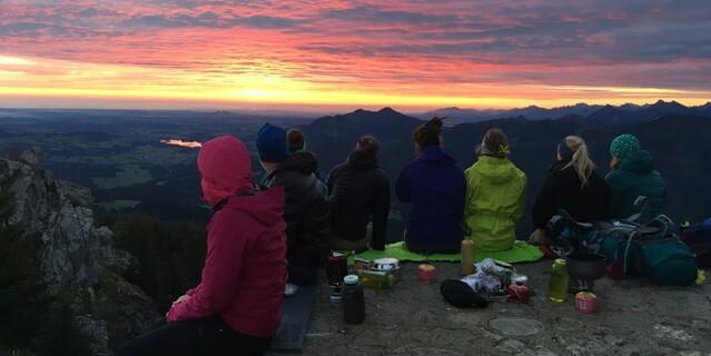 Gruppe genießt den Sonnenuntergang in den Bergen, Foto: JDAV/Kathrin Weber