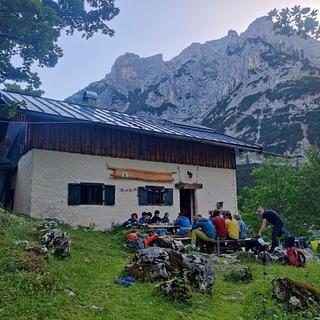 Jugendgruppe vor Berghütte. Foto: JDAV Fulda/ Johannes Schmidt