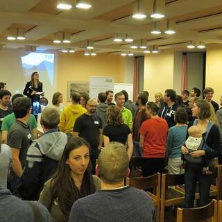 Carmen Wegge moderiert die Tagung und das Speed Dating zum Kennenlernen, Foto: JDAV/ Britta Zwiehoff