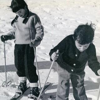 Zwei Anfänger auf Brettln, in: Jugend am Berg 1958, Heft 4, S. 101, Foto: Hermann Bast