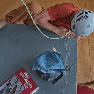 Lukas beim Tischbouldern, Foto: Lukas Amm