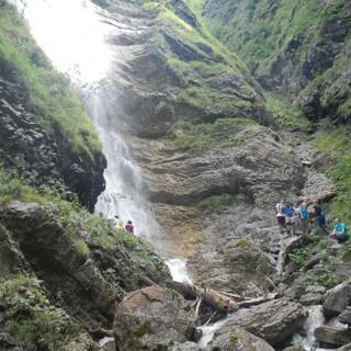 Kursteilnehmer*innen am Wasserfall. Foto: JDAV/Eberhard Haeuschkel