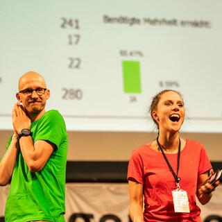 Freude als mit großer Zustimmung das Positionspapier Nachhaltigkeit beschlossen wurde, Foto: JDAV/Silvan Metz