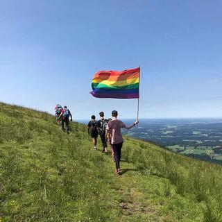 Mit der Regenbogenflagge in den Bergen, Foto: Lukas Reußner