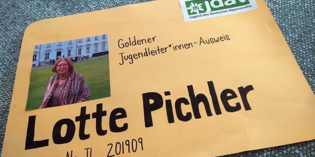 Goldener Jugendleiter*innen-Ausweis von Lotte Pichler, Foto: JDAV