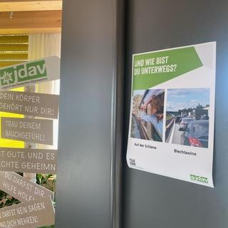 Plakat "Und wie bist du unterwegs" im Büroraum