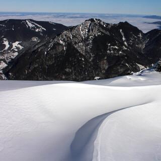 Neuschnee und Wind bringen einmal mehr Wechten und Triebschnee. Foto: JDAV/Pröttel