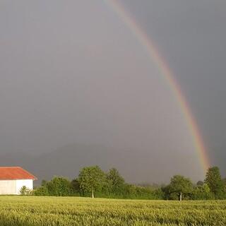 Dunkle Wolken und Regenbogen in den Voralpen, Foto: Britta Zwiehoff