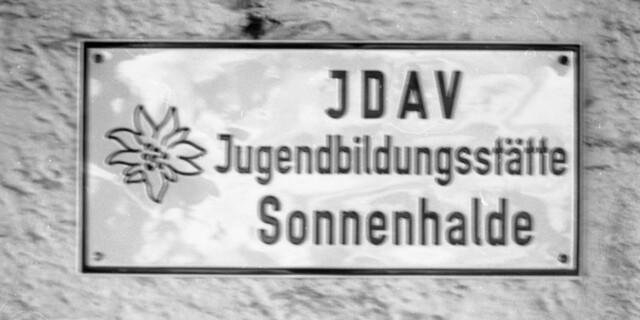 Schild der Jugendbildungsstätte, Foto: Klaus Umbach