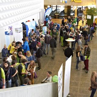 Standgewusel im Foyer beim BJLT 2015, Foto: JDAV/Ben Spengler