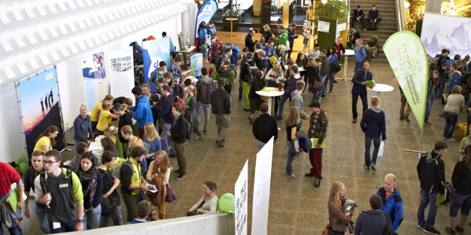 Die Teilnehmenden nutzen die Infostände im Foyer und registrieren sich zur Teilnahme. Foto: JDAV/Ben Spengler