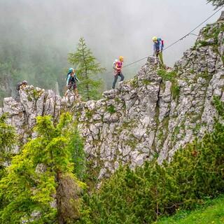 Teilnehmende eines Jugendkurses im Klettersteig. Foto: JDAV / Silvan Metz