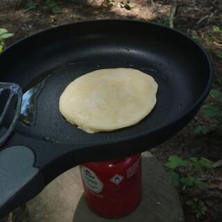 Pfannkuchen in der Pfanne auf dem Campingkocher.  Foto: Jubi