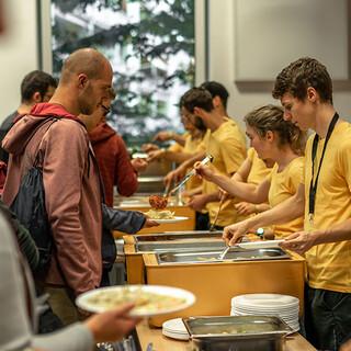 Das Helfer*innenteam aus Nürnberg verteilt das Mittagessen, Foto: JDAV/Silvan Metz