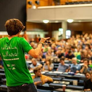 Blick ins gut besetzte Plenum, Foto: JDAV/Silvan Metz