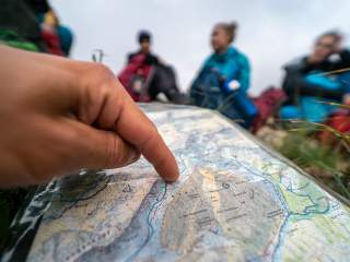 Zeigefinger zeigt auf Landkarte