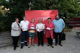Sechs Menschen (die Vorsitzenden des DBJRs, Karin Prien, Saskia Esken, Annika Quantz und eine Person von der Jugendfeuerwehr) stehen nebeneinander vor einer Pressewand des DBJRs.