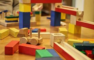 Buntes Holzspielzeug für Kinder