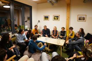 Gruppe junger Menschen auf Couch mit Robert Habeck