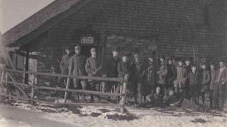 Eine Gruppe von jungen Männern steht vor einer Skihütte