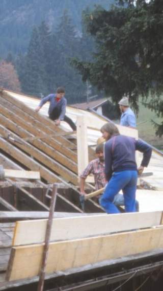 Vier Männer arbeiten an einem Dachstuhl