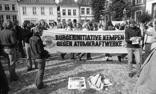 Eine Demonstration eine Bürgerinitiative gegen Atomkraft mit einem großen Banner