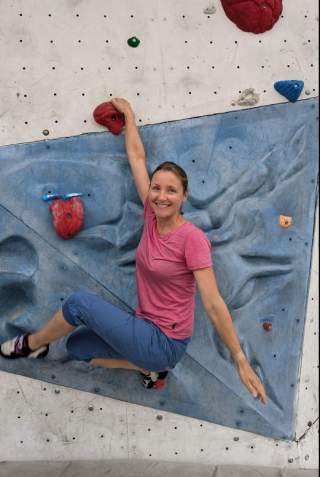Mareike Röhreich klettert an einer Boulderwand