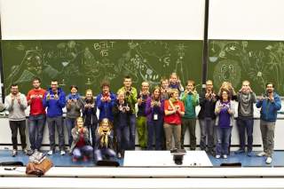 Ein Gruppenbild vom BJLT 2015 alle formen mit ihren Fingern ein W