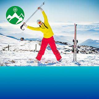 Ein Skifahrer dehnt sich im Schnee