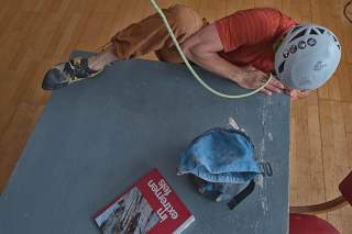 Lukas beim Tischbouldern