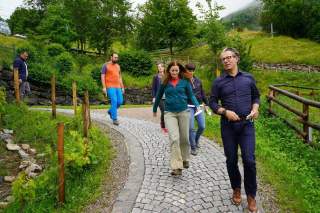 Die kleine JDAV-Delegation zusammen mit Janine Wissler auf dem Gelände der Jubi in Bad Hindelang