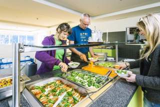 jubi-salatbuffet-jubiarchiv-simon-toplak-web_1199x800-id93301-99081fb44b5bd653f3903c0e5ff24279.jpg