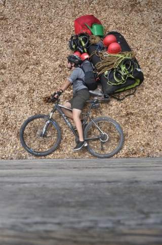 Ein Radfahrer mit ein überdimensional großen Gepäck