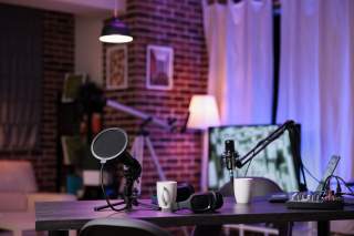 niemand-am-leeren-schreibtisch-mit-podcast-freepik_web_id102607.jpg