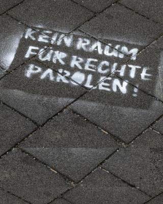 Ein Gehweg, auf dem der Satz 