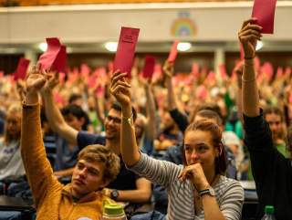 Eine Abstimmung im großen Plenum mit Stimmzetteln