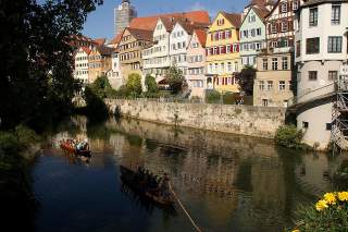 Im Vordergrund der Neckar mit 2 Ruderbooten; Im Hintergrund eine Häuserfront mit alten Häusern
