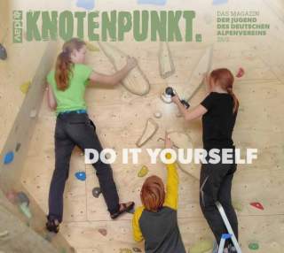 Drei Jugendliche bauen selbst eine Kletterwand