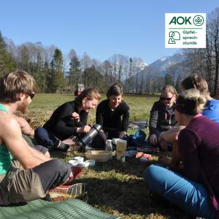 Eine Jugendgruppe beim Picknick