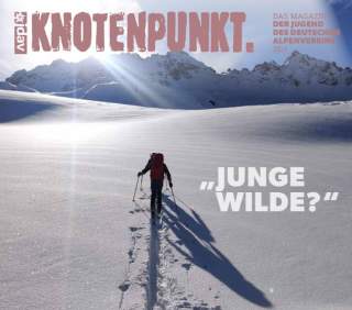 Skitourengeher im Tiefschnee im sonnigen Gebirge
